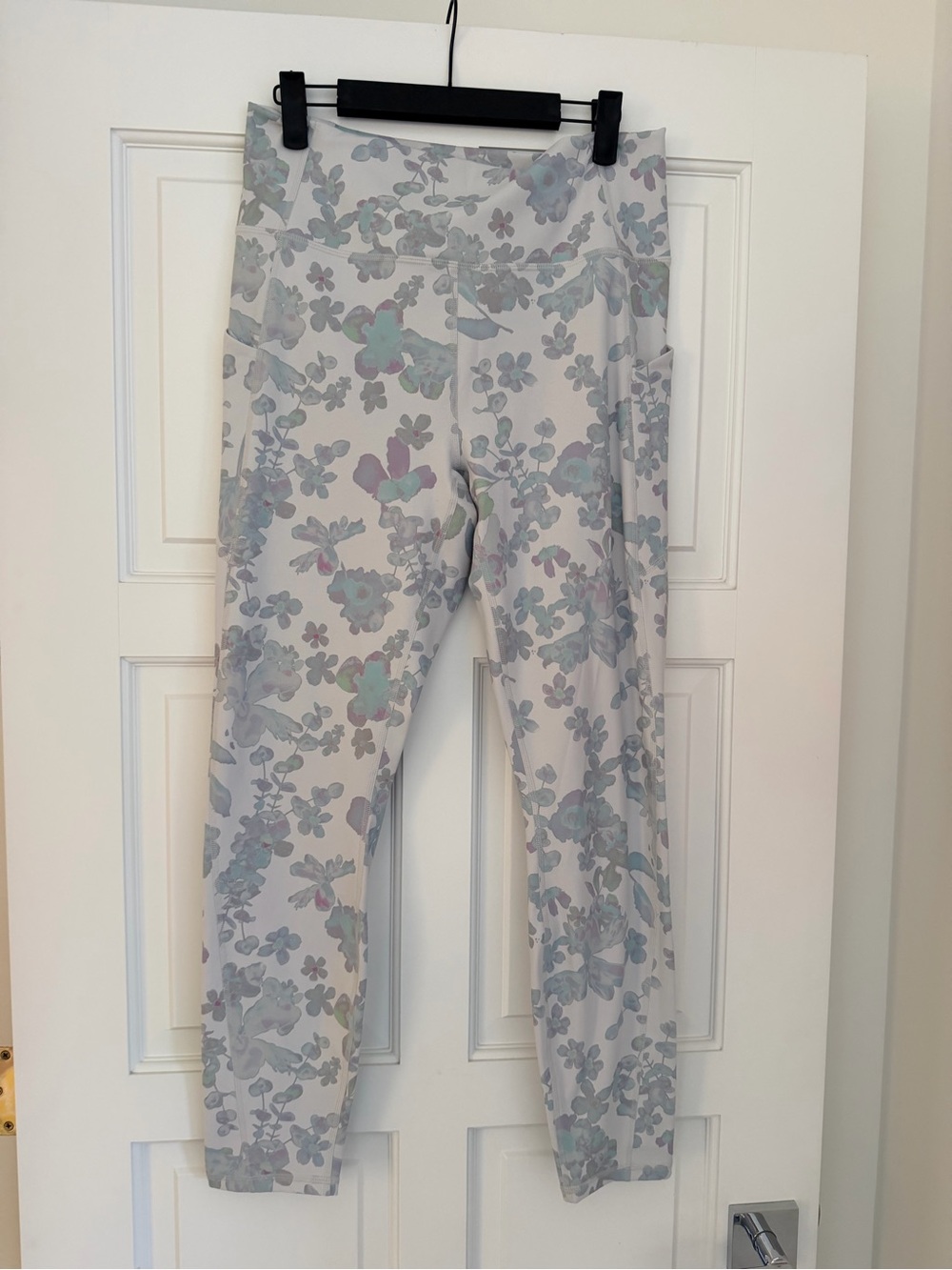 Fabletics Women’s Floral Leggings in Light Gray - NWT